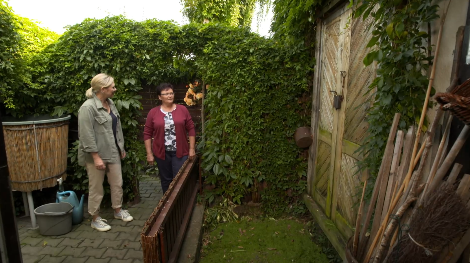 "Nowa Maja w ogrodzie": stare drzwi od stodoły jako dekoracja ogrodowa